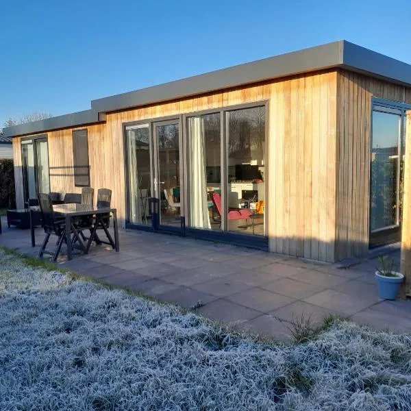 Luxe 5 persoons bungalow op rustig vakantiepark nabij Leeuwarden, hotel in Dronrijp