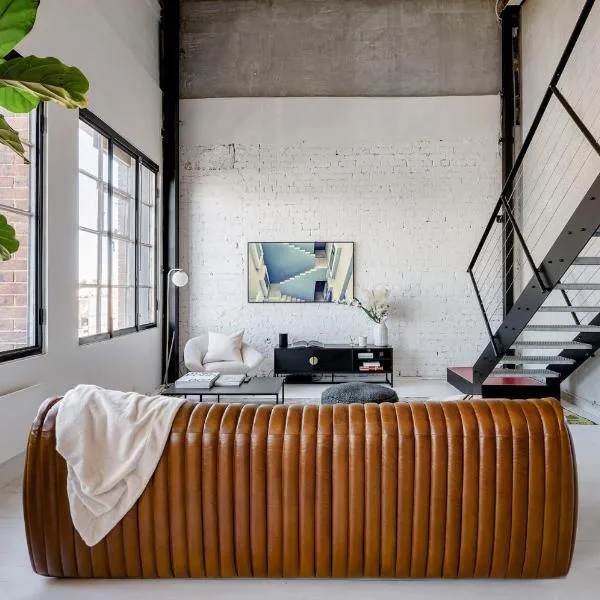 New York Converted Warehouse Apartment in Richmond, hotel in Melbourne