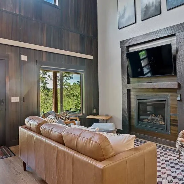 High Mountain Rustic Cabin Hot Tub Game Loft, hotel v destinaci Lead