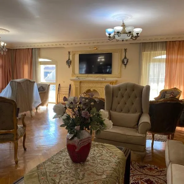 Elite Homes 3BR Sunny Apartment Families Only, hotel di `Ezbet Lambo