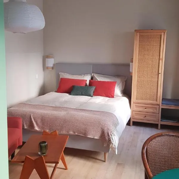 Maisonnette cosy cœur centre avec accueil vélo, hotel in Saumur