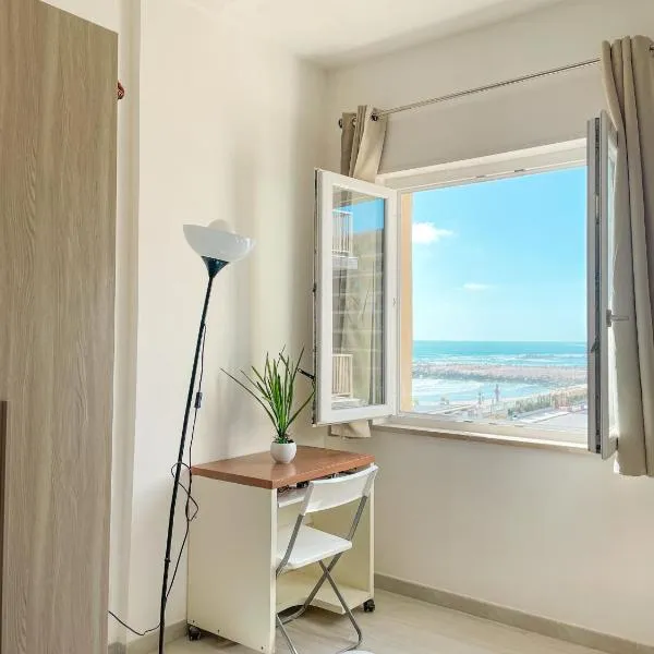 Demetra Seafront Apartment - Parking & Pool – hotel w mieście Castel Volturno