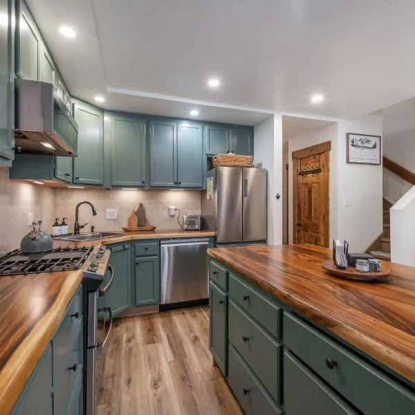 Northstar Village Condo Walk to Lifts 2 Full BA Excellent Location Hot-Tubs, hotel in Truckee