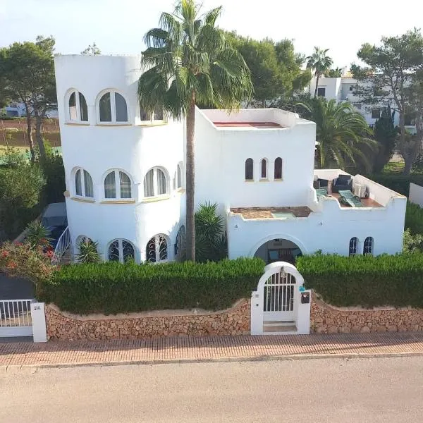 Villa mit Meerblick, Indoorpool und Wlan in Cala D' Or, hotel v destinaci Cacla D'or