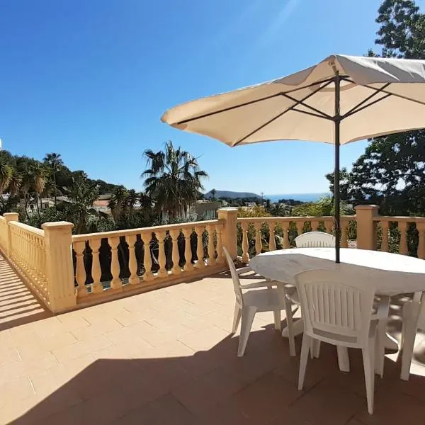 habitación con techo inclinado y vista al mar, hotel v destinaci Teulada