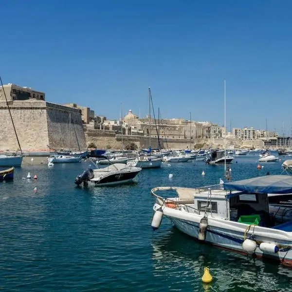 Modern apt Kalkara seafront!, хотел в Kalkara