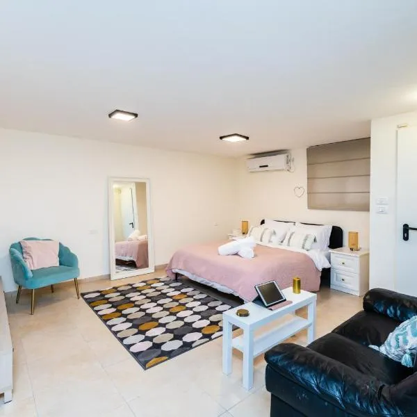 Cosy & Calm Central Getaway Modern Guest Suite by Midrachov 1 Queen Bed, hotel v destinaci Zichron Ja'akov