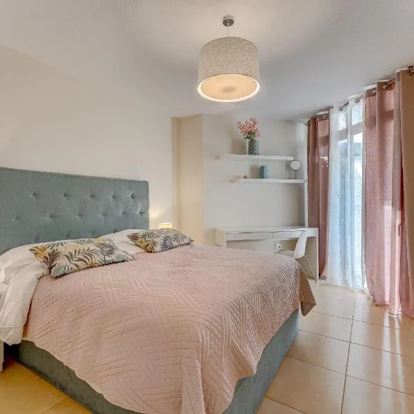 Charming two bedroom apartment in Los Cristianos, Hotel in Arona