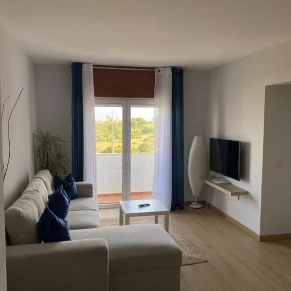 Cozy 3 bedroom condo with free parking premises, hotel en Portimão