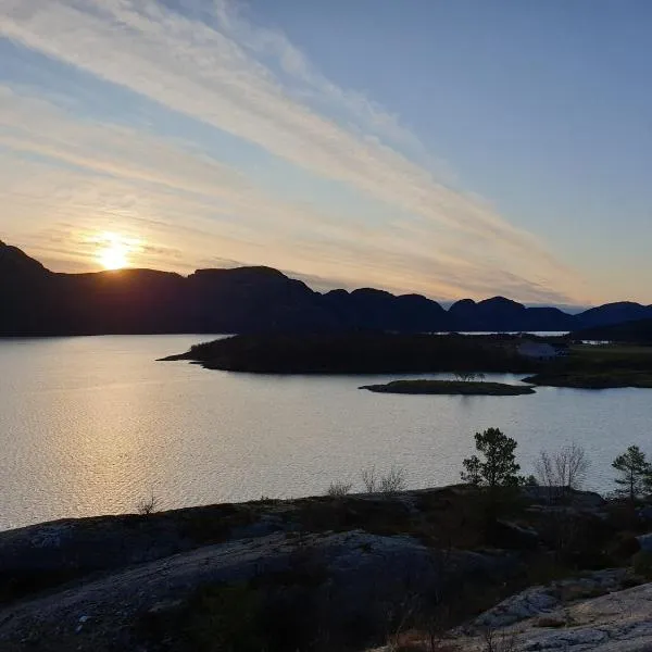 Kleines Haus am Fjord, hotel en Råkvåg