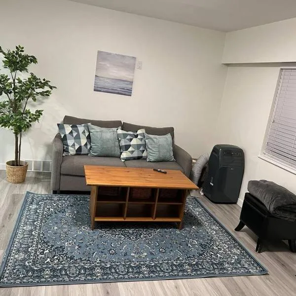 Upstairs newly renovated 2bed suite near skytrain, hotell i Port Coquitlam