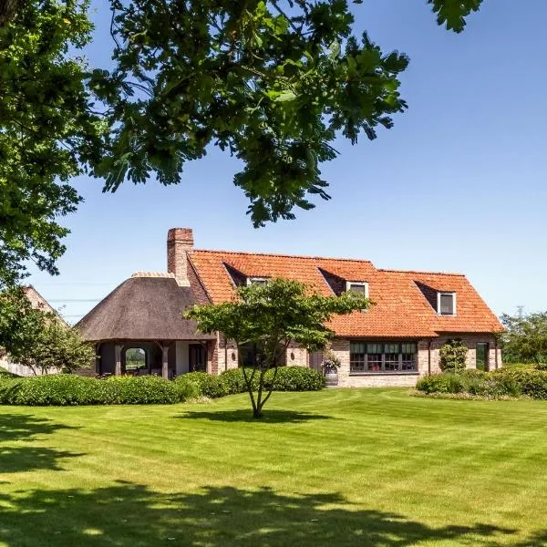 Hoeve den Akker - luxueuze vakantiewoningen met privétuinen en alpaca's nabij Brugge, Damme, Knokke, Sluis en Cadzand, hotel in Damme