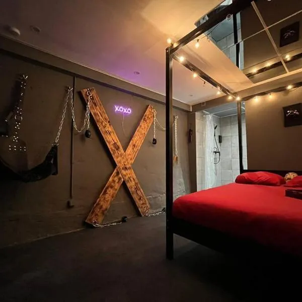 Les 50 nuances de rouge LOVEROOM, hotel di Souppes-sur-Loing