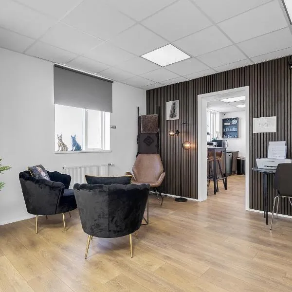 Bank Guesthouse by KEF Airport, hótel í Keflavík
