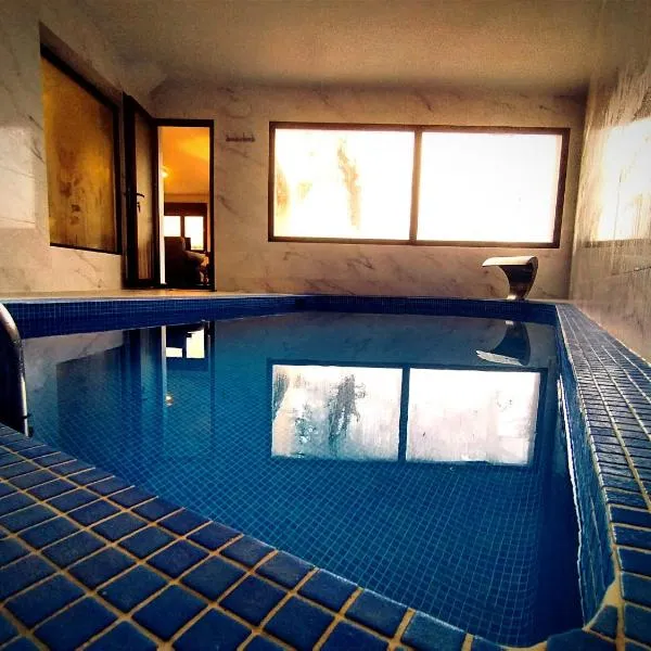 El Aprisco, con piscina climatizada en Hueva-Guadalajara, hotel in Hueva