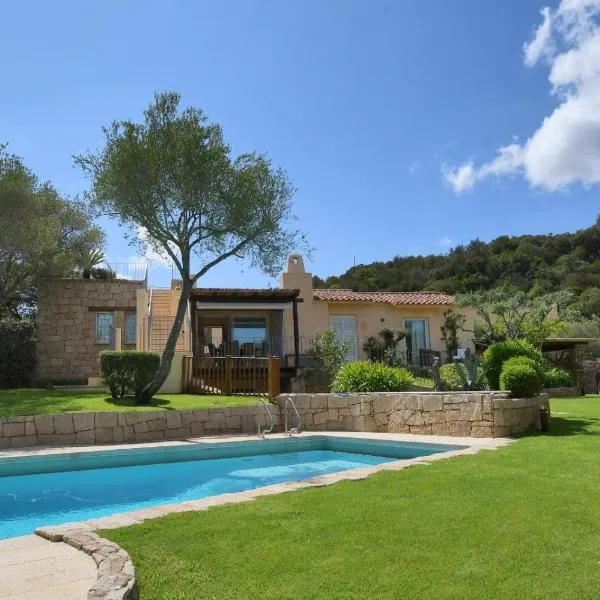 [Villa indipendente piscina privata] e vista mare, hótel í Cala Bitta