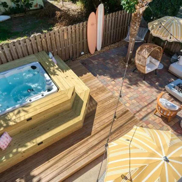 Luxury Beach House 3 Blocks from the Beach with Hot Tub a Fire Pit Outdoor Oasis, hotel in Cape Canaveral
