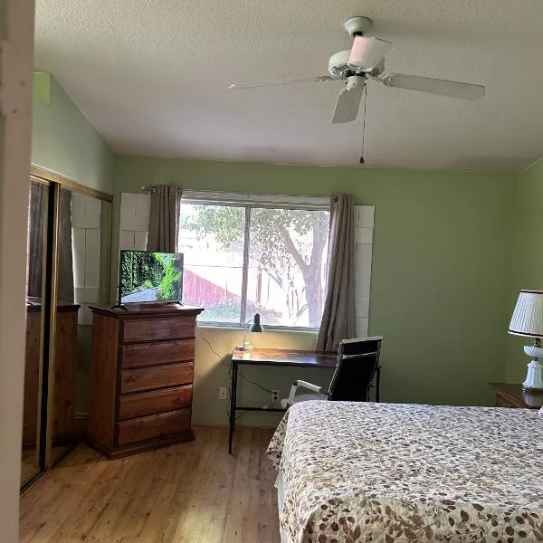 Meadow Harvest Suite with TV and private bathroom, hotel in Hemet