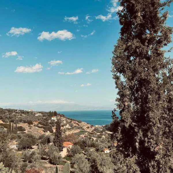 Peloponnese Hideout - Traditional stone house, hotell sihtkohas Akrata