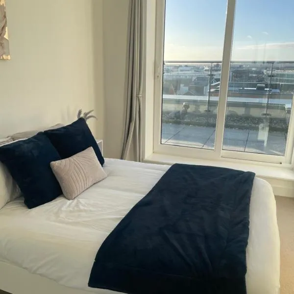 2BR 2BA Top Floor Penthouse Apartment in RG2 - Ideal for Business Travellers & Contractors, Free Parking & Sleeps Up To 6, hotel a Reading