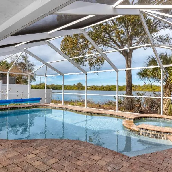 Blue Heron Lakeview Pool Home Close to Clearwater, hotel a Largo