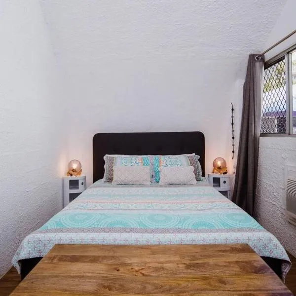 Unique Ocean-front Igloo at Trinity Beach sleeps 2, hotel i Trinity Beach