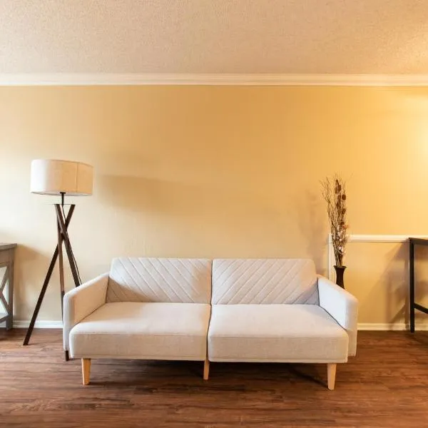 Luxurious stay near the Beach, hotel em Newport Beach