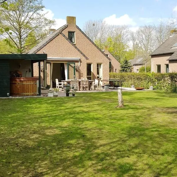 De Zingende Wilg, heerlijk huisje met Hottub, מלון בEwijk