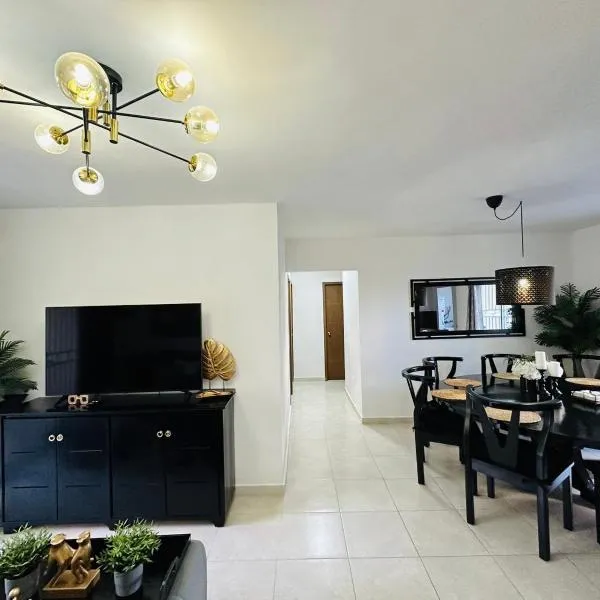 Beautiful Condo in La Romana with pool near Caleta Beach, מלון בלה רומנה