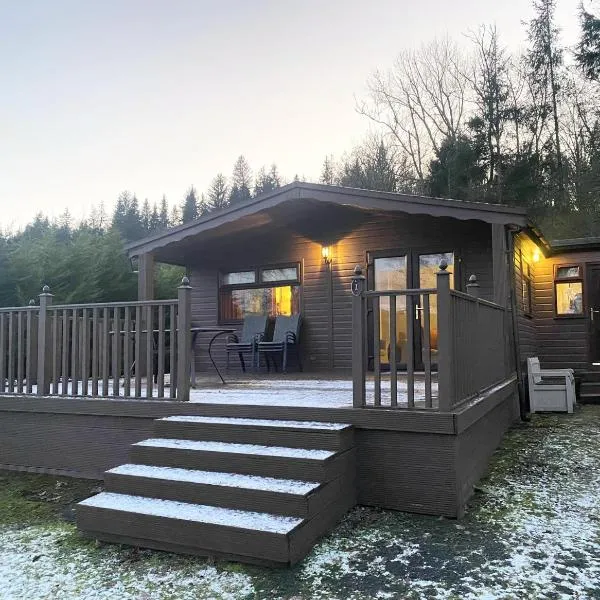 Stunning 4-bedroom Cabin with Hot Tub in Beattock!, hotel v destinaci Beattock
