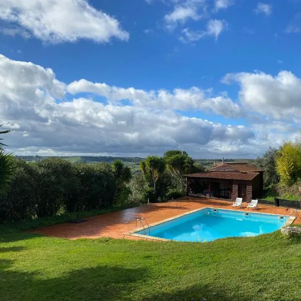 Poolside Wooden House, hotel in Calhariz