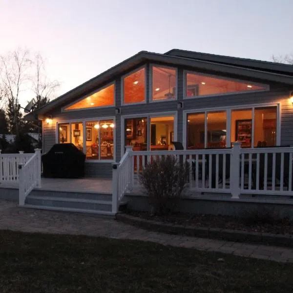 Tranquil Bay Lodge, 3 min walk to sand beach, hotel in Lambton Shores