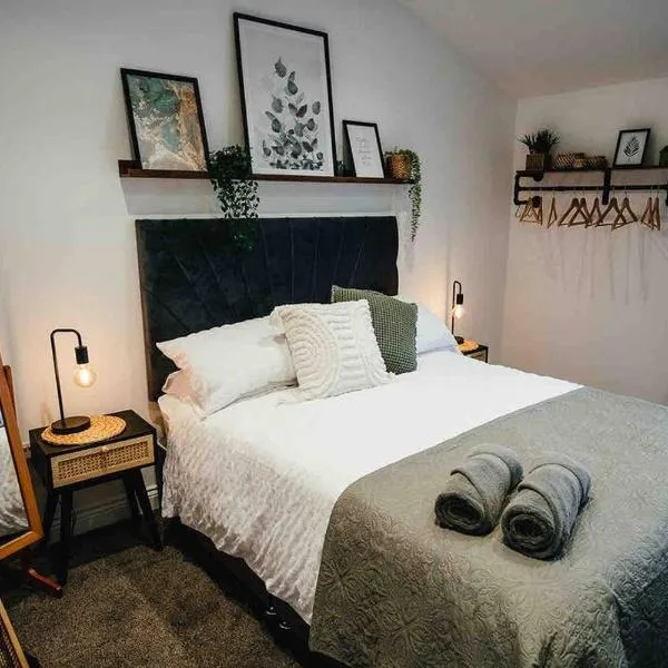 Boho Loft in Somerset - Private Parking、ラドストックのホテル