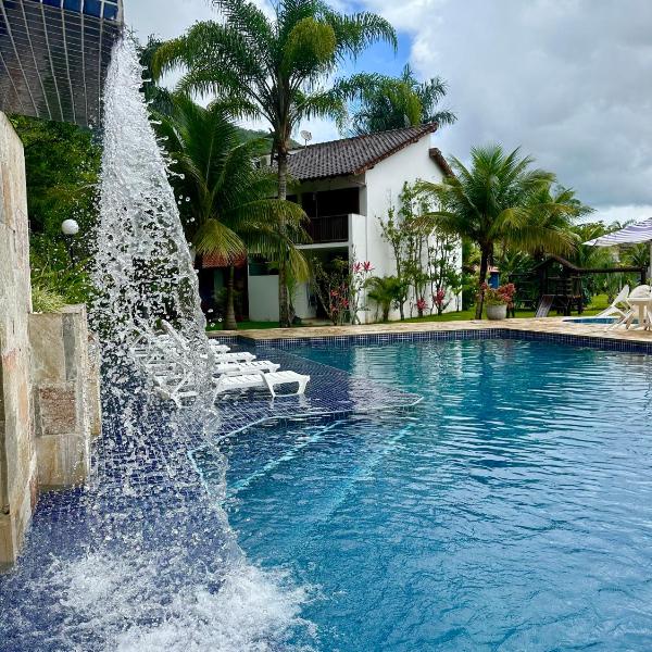 Casa ideal em condomínio fechado a 200m da Praia Maranduba, área de lazer completa