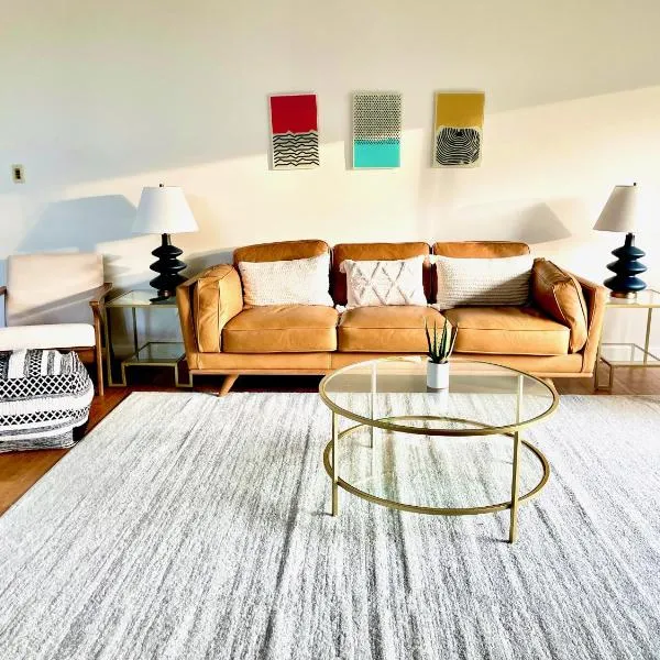 Newly Remodeled Mid-Century Modern Lake Condo, Hotel in Harvard