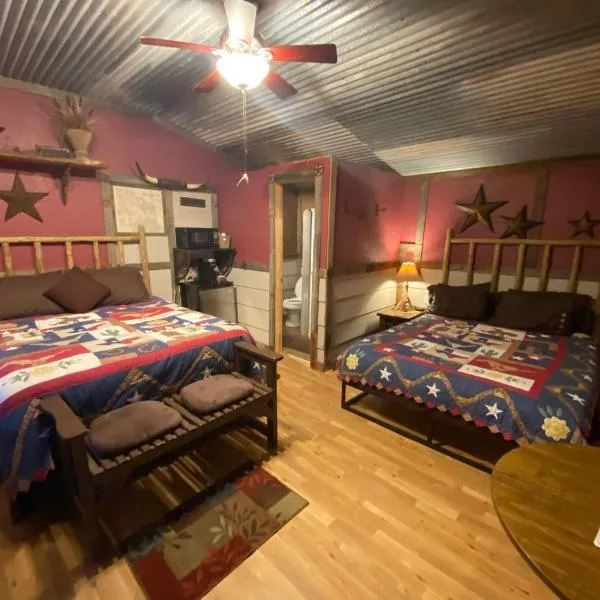 Acorn Hideaways Canton Cozy Frontier Suite 1890s Cattle & Land Decor, hotel in Wills Point