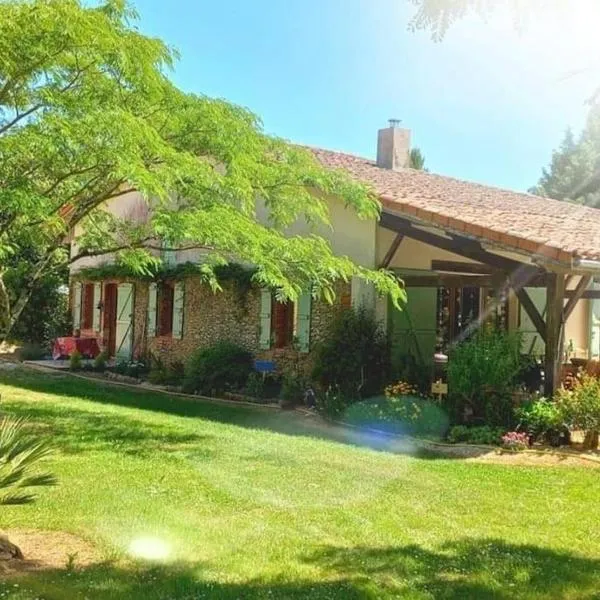 Maison avec piscine proche des thermes, hotel in Mauléon-dʼArmagnac