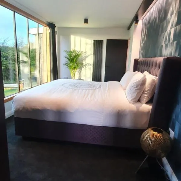 Contemporary Dublin Suite with hot tub, hotel in Lispapple Cross Roads