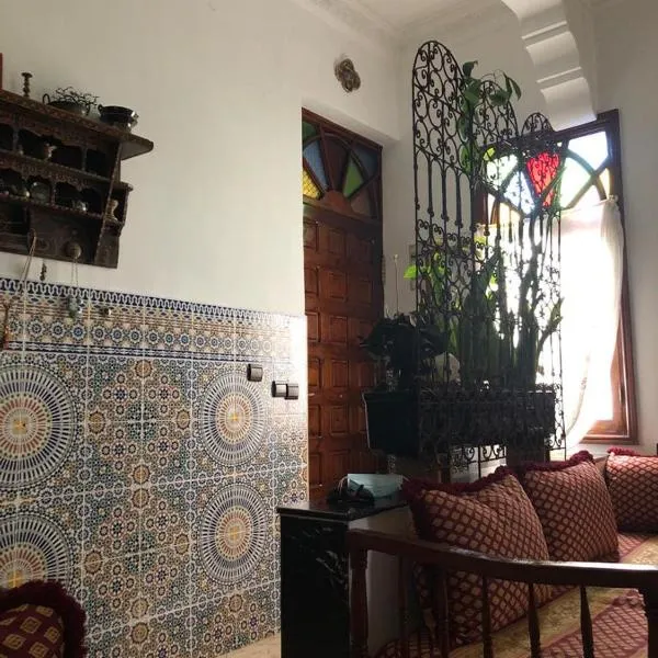 Appartement meublé 5 personnes en plein centre ville, hotel en Rabat