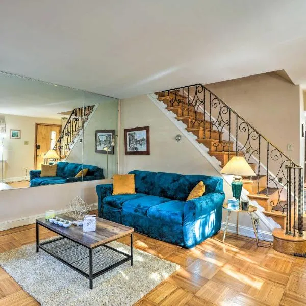 Yeadon Townhome with Porch, 7 Mi to Center City, hotel v destinaci Drexel Hill