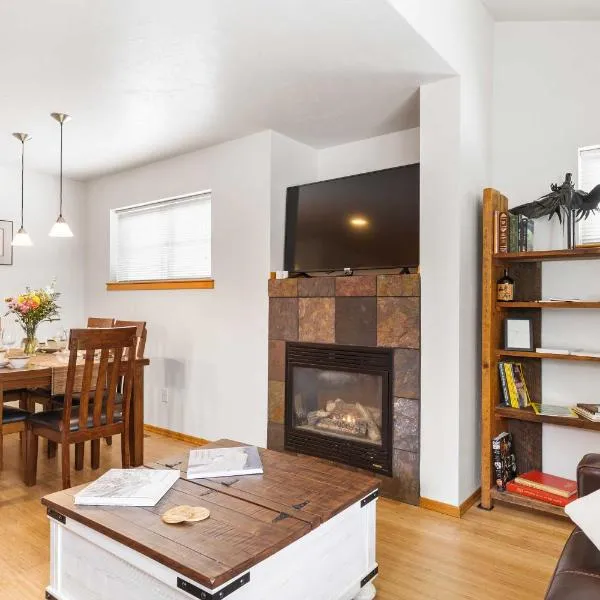 Heart of Bozeman Townhome with Patio Near MSU, hotel in Bozeman