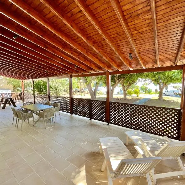 Dream Beachfront Bungalow, hotel in Limassol