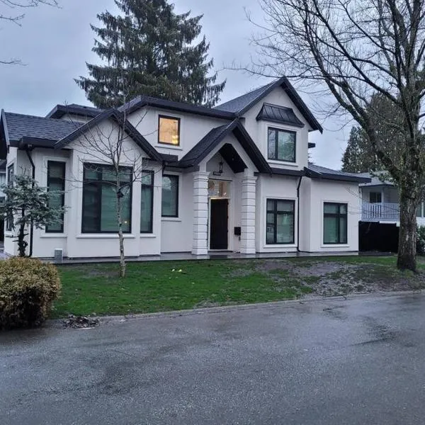 Spacious getaway for couples with separate entrance، فندق في Pitt Meadows