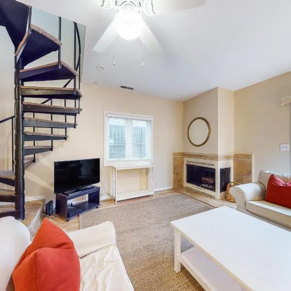 Scarborough Village - 245 Country Club Dr, Unit #608, hotel in Rehoboth Beach