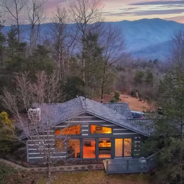 Real Log Cabin With Amazing Views, Hot Tub, Sauna, Games، فندق في Cosby