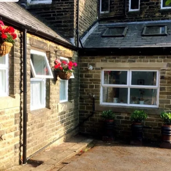 Private annex to Victorian villa, with kitchen and Free parking, hotel em Todmorden