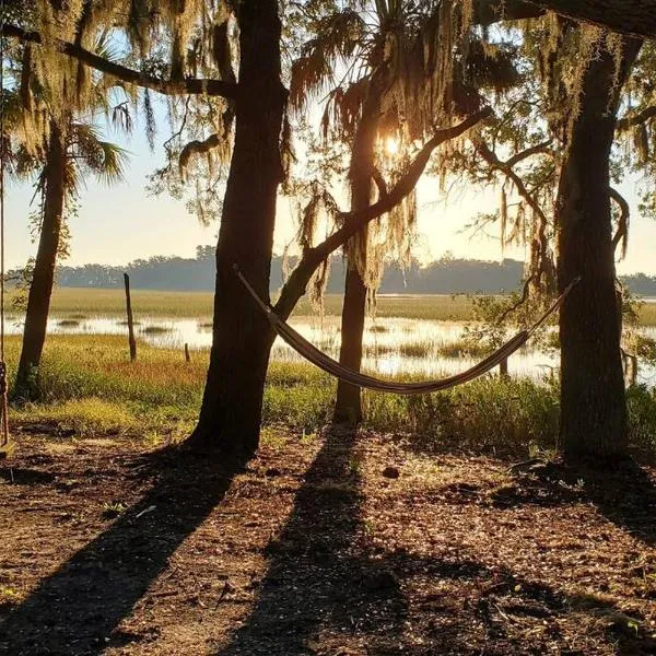 Secluded Tiny House by the Marsh with Hunting Island Beach Pass, hotel in St. Helena Island