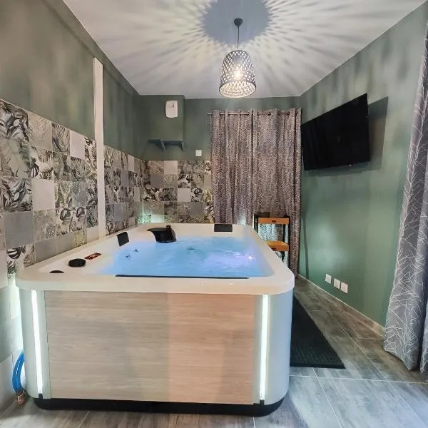 Jacuzzi privatif - Suite Amazonie - 1 ou 2 chambres, hotel i Chaumes-en-Brie