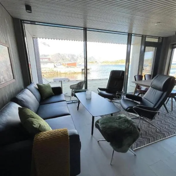 Rorbuleilighet Lysøya 1H, hotel in Henningsvær