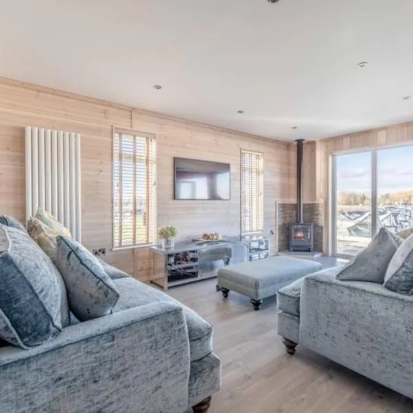 Stylish Lodge At Windsor Racecourse Marina, hotel in Windsor